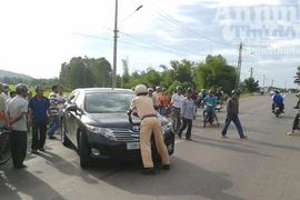 Tài xế ngông cuồng, liên tiếp hất CSGT lên nắp ca-pô