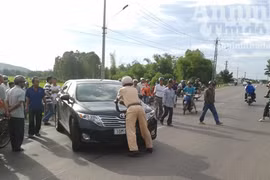 Tài xế ngông cuồng, liên tiếp hất CSGT lên nắp ca-pô