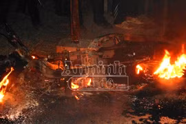  Bị xe tải kéo lê, xe máy bốc cháy trơ khung