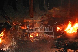  Bị xe tải kéo lê, xe máy bốc cháy trơ khung