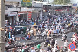 Xe buýt cán chết học sinh lớp 6, giao thông hỗn loạn