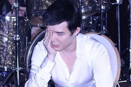 Bị bạn thi tố "vô lễ", Nathan Lee đang stress nặng