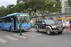 Chạy ẩu, xe buýt "đả thương" xế hộp giữa trung tâm thành phố