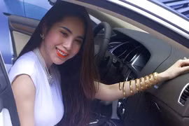 Thủy Tiên khoe đồng hồ con rắn 4 tỷ Công Vinh tặng