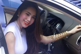 Thủy Tiên khoe đồng hồ con rắn 4 tỷ Công Vinh tặng