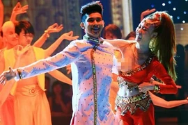 Khoe vũ điệu bốc lửa, Ngân Khánh lộ ngực trên sóng truyền hình