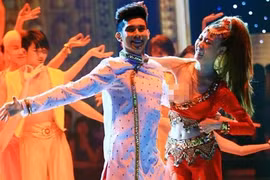 Khoe vũ điệu bốc lửa, Ngân Khánh lộ ngực trên sóng truyền hình