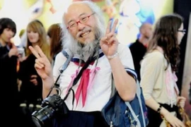 Xôn xao vì cụ ông trong bộ dạng... nữ sinh "xì tin"