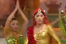 Hoài Linh lại giả gái "uốn éo" trong điệu múa Ấn Độ