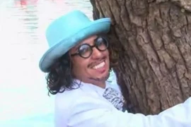 Nam diễn viên kỳ dị, đòi yêu và cưới một cái cây