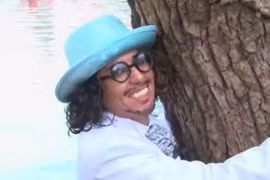 Nam diễn viên kỳ dị, đòi yêu và cưới một cái cây