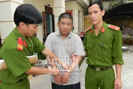 Giả bộ đội lừa tình, tiền của nữ giáo viên