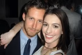 "Miêu nữ" Anne Hathaway chính thức đính hôn