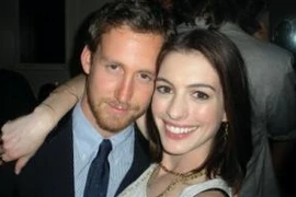 "Miêu nữ" Anne Hathaway chính thức đính hôn
