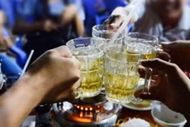 Hỗn chiến bên bàn nhậu, cầm chai bia đánh chết người