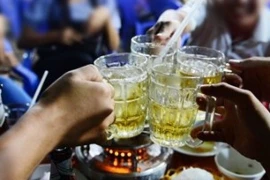 Hỗn chiến bên bàn nhậu, cầm chai bia đánh chết người