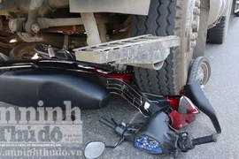 Vượt ẩu, 1 thanh niên bị xe container cán nát 2 chân