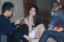 "Nữ hoàng đồ lót" Ngọc Trinh trà đá vỉa hè Hà Nội