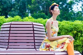 Hoàng Thùy chia sẻ ảnh hậu trường "hiếm hoi" dưới nắng hè