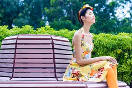 Hoàng Thùy chia sẻ ảnh hậu trường "hiếm hoi" dưới nắng hè