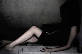 Tủi nhục cô gái bị chồng, hàng xóm, bạn bè... hãm hiếp