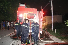 Cháy cơ sở gỗ trong đêm, nhiều công nhân thoát chết