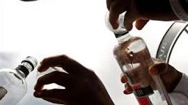 16 người Indonesia chết do uống rượu lậu