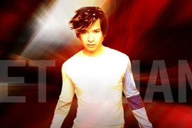 Ca sĩ Việt Quang bị yểm bùa và "yêu" cả hai giới 