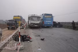 Xe con tông xe máy rồi gây tai nạn liên hoàn, 2 người nguy kịch