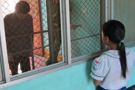 Cha con tử tù nuốt nước mắt, lặng lẽ nhìn nhau qua song sắt