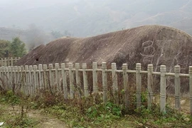 Giải mã tảng đá có hình người "làm chuyện ấy"