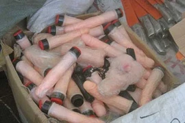 "Tiền mất tật mang" đi chợ vùng biên săn hàng kích dục