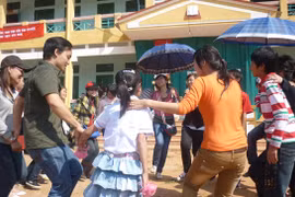 Bạn trẻ "mê mẩn" du lịch tình nguyện