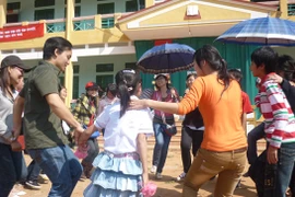 Bạn trẻ "mê mẩn" du lịch tình nguyện