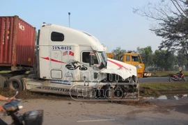 Container tông nát xe 7 chỗ, nhiều người thoát chết vì... đi vệ sinh