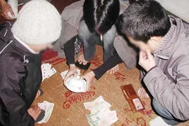 Bắt 12 đối tượng đánh bạc, thu hơn 30 triệu đồng