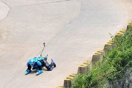 Kì lạ "người lăn" trượt xuống núi bằng trang phục tự chế