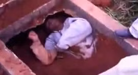 Kinh hoàng vụ người đàn ông bị chôn sống, than khóc dưới mộ