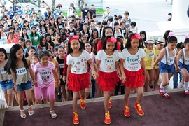 Show "The twins" của Đỗ Mạnh Cường thu hút hàng trăm cặp sinh đôi