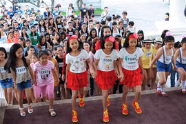 Show "The twins" của Đỗ Mạnh Cường thu hút hàng trăm cặp sinh đôi