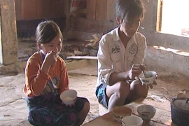 Mặc trẻ bơ vơ, mẹ nhẫn tâm bỏ xứ đi lấy chồng