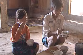 Mặc trẻ bơ vơ, mẹ nhẫn tâm bỏ xứ đi lấy chồng