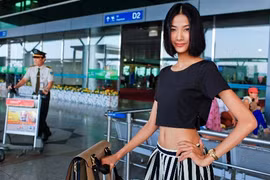 Hoàng Thùy khéo léo khoe vòng eo "con kiến"