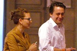 Scarlett Johansson yêu sao “ở nhà một mình”?