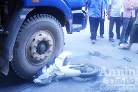 Cô gái bị xe tải húc chết khi đang chờ đèn xanh