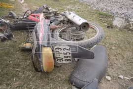 Bất cẩn băng qua đường ngang dân sinh, bị tàu đâm trọng thương