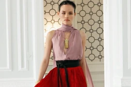 Tuyết Lan "mình hạc xương mai" chinh phục sàn diễn quốc tế