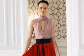 Tuyết Lan "mình hạc xương mai" chinh phục sàn diễn quốc tế