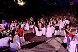 31 chân dài Top model vào hang động, dự tiệc hoành tráng