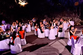 31 chân dài Top model vào hang động, dự tiệc hoành tráng